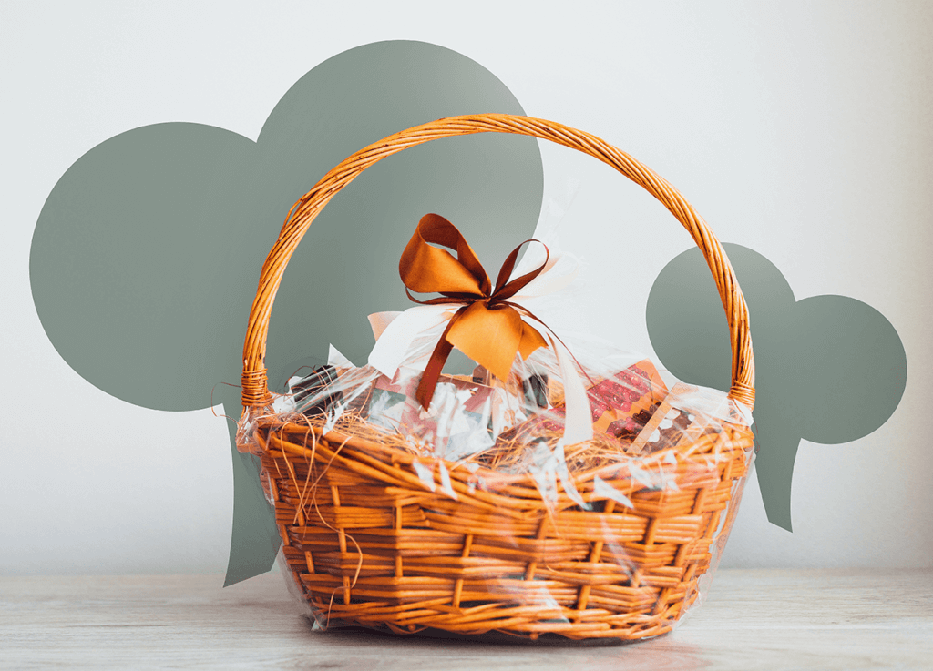 Image of a beautifully arranged personalized gift basket / Image of a beautifully arranged customized gift basket, fruit baskets, best gift baskets